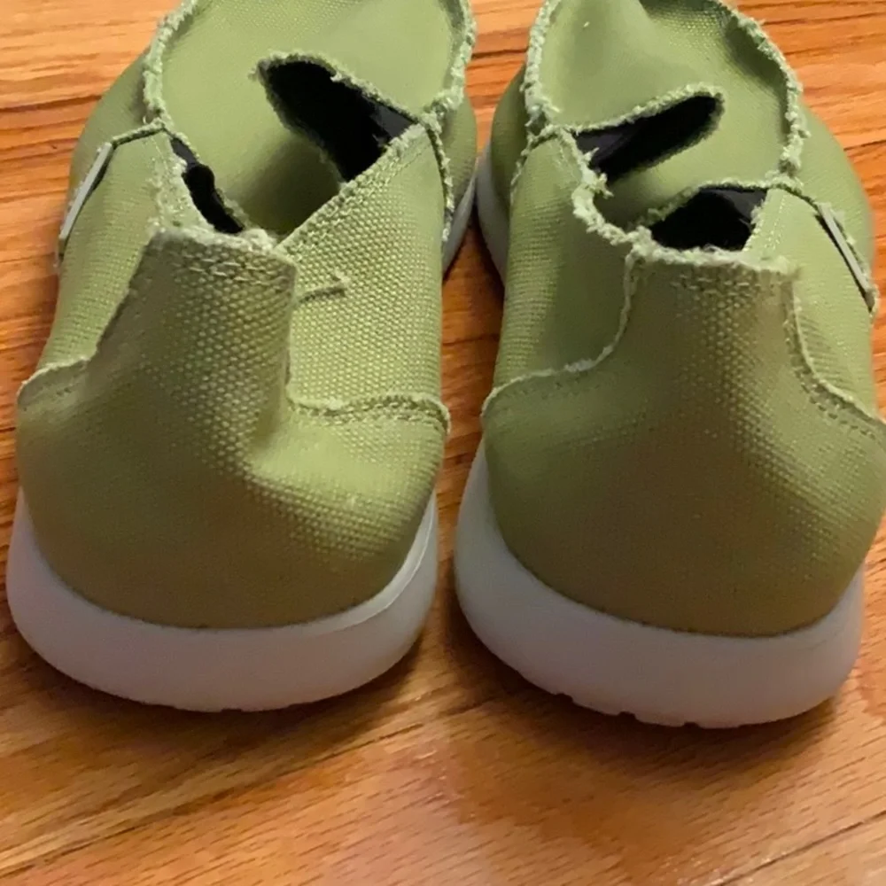CROCS new without